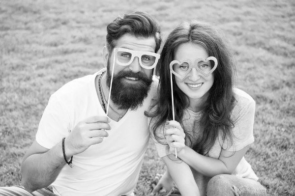 How to be a Better Wife | If you're looking for tips to help you be a good wife without losing your independence, this post is a great place to start! As much as I enjoy the humor in those 'how to be a good housewife' memes about women in the 50s, I like to think our view on the important qualities of being a good wife have changed since then. If you're looking for the modern woman's guide to a happy marriage, we're sharing 12 tips you don't want to miss!