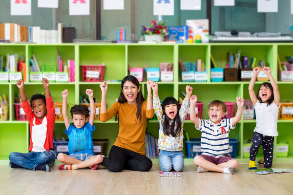 How to Use Positive Reinforcement in the Classroom | Whether your students are in preschool, kindergarten, upper elementary, or middle school, one thing is for certain: you need a classroom management system that works. We're sharing 6 positive reinforcement strategies for teachers, along with 9 classroom reward system ideas to inspire you! #positivereinforcement #classroomstrategies #classroommanagement