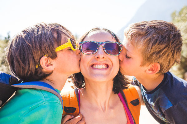 How to Be a Happy Mom | Whether you’re a stay at home mom, or you work outside the home, you probably look at other mothers (and families) and wonder what their secret is. How do they maintain a positive attitude no matter what life throws at them? How do they get their children to behave so well? Where do they find the time and energy to do fun things with their kids everyday? If you want to be a happy mom (and wife), these parenting tips are for you! #happymom #momlife #parentingtips