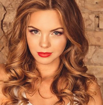 How to Curl Your Hair with a Curling Wand In 5 Easy Steps!