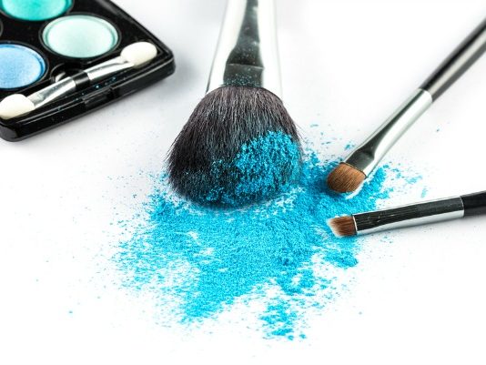 Eye makeup for blue eyes: 4 looks to make them pop!