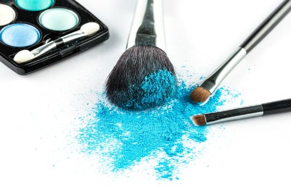 Eye makeup for blue eyes: 4 looks to make them pop!