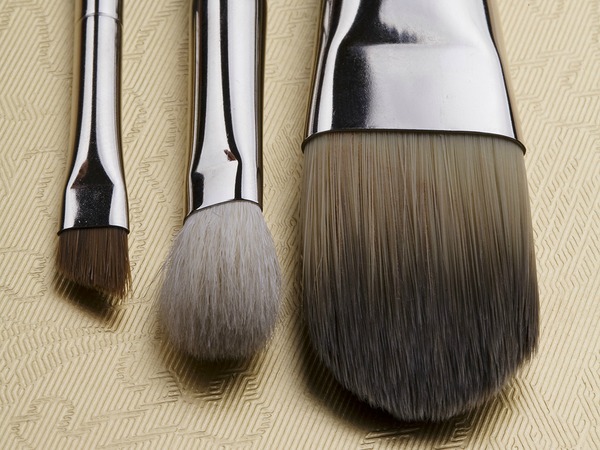 If you want to upgrade your drugstore makeup brushes to a professional (and cheap!) set but don\'t know where to start, this Makeup Brushes 101 Guide will teach you EVERYTHING you need to know - the best brand to give you the biggest bang for your buck, the top \'must have\' brushes, how to use them, how to clean them...EVERYTHING!
