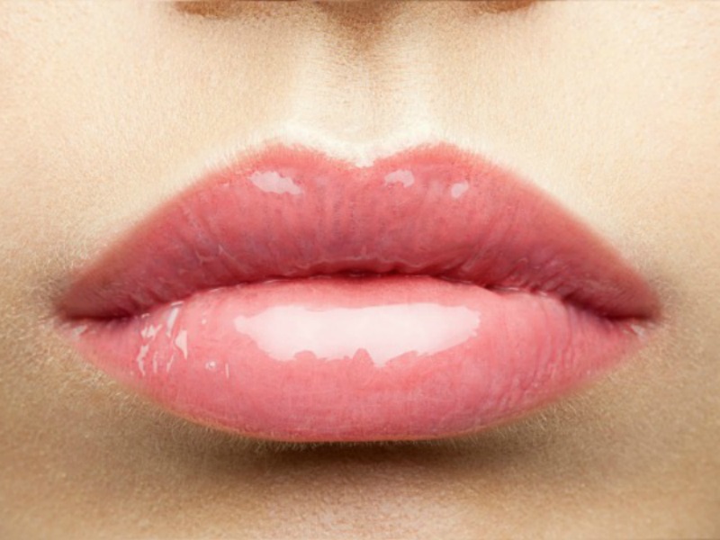Want to know how to get bigger lips naturally without subjecting yourself to painful lip injections and permanent plastic surgery? The tips in these DIY tutorials will teach you how to get Kylie Jenner lips using makeup and household products you probably already have on hand. Sexy lips have never been easier!